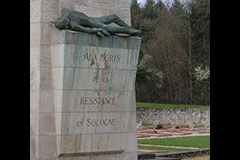 Détail du monument aux morts de la Résistance en Sologne.