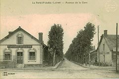 Face à la gare : le Boulevard du chemin de fer (Maréchal Foch)<br>
		          à gauche, les fonderies de Sologne; à droite, le restaurant de la gare.