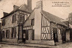 Sortie nord de La Ferté-Saint-Aubin.<br>
		          L'auberge de l'écu de France avant l'incendie de 1948.